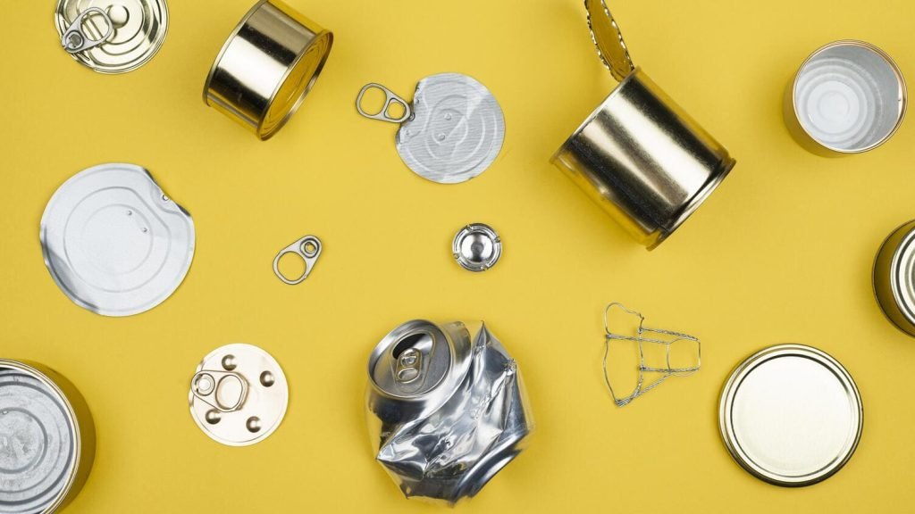 Foto con latas recicladas